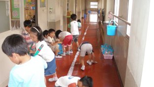 Sollten Kinder ihre eigenen Schulen putzen? Japan denkt ja.